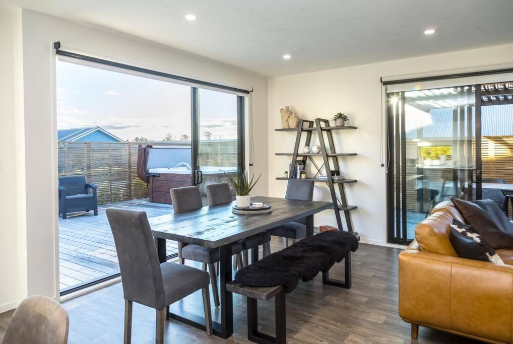 Luxe On Burgundy * Martinborough