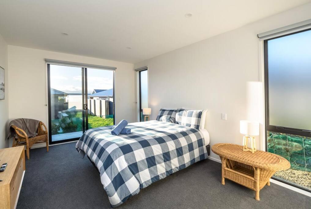 Luxe On Burgundy Martinborough