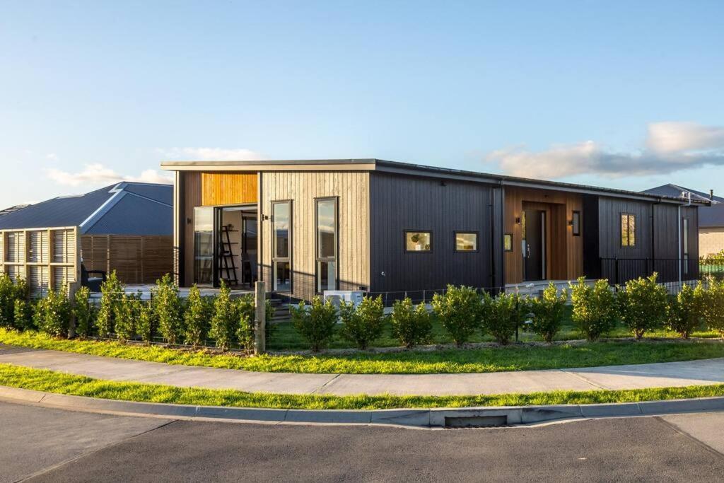 Luxe On Burgundy * Martinborough